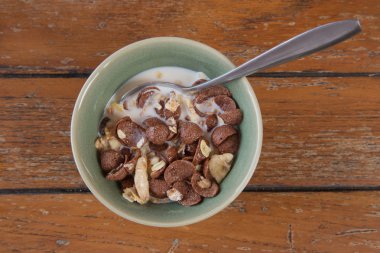 Ahşap arka plan üzerinde Mısır gevreği