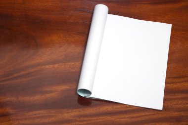 ahşap masa boş sayfaları ile kitap açık