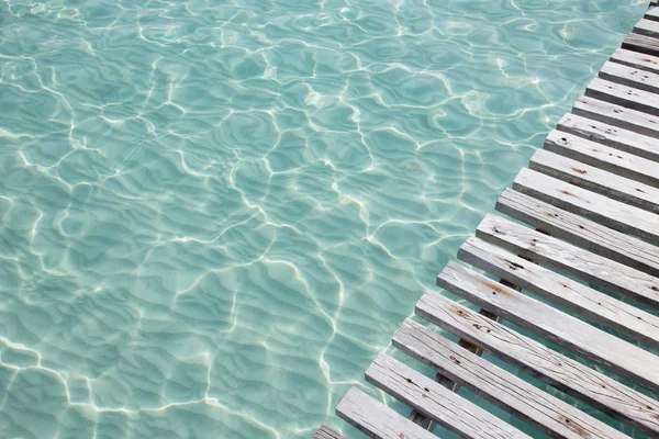 Vieux pont en bois et mer bleue — Photo