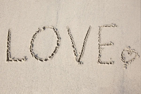 Messaggio d'amore scritto nella sabbia in spiaggia Foto Stock