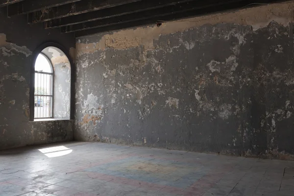 Quarto antigo com luz das janelas — Fotografia de Stock