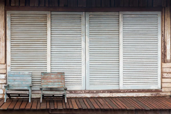 Puertas de madera, sillas y suelo de casa antigua — Foto de Stock