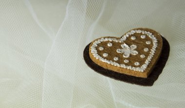 Sevgililer Günü için kalpleri ve çiçekleri olan pembe tekstil arka planında hatıra oyuncak ayılar.