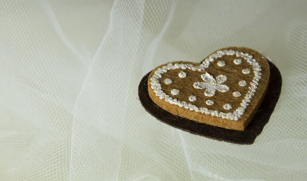 Sevgililer Günü için kalpleri ve çiçekleri olan pembe tekstil arka planında hatıra oyuncak ayılar.