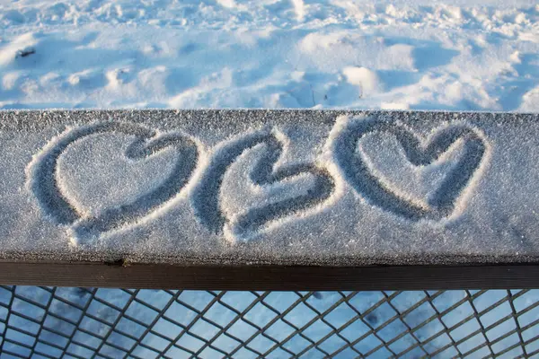 Karda çizilmiş kalpler