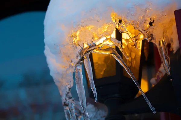 Kar yağışı sonrası yumuşacık karla kaplı eski turuncu bir fener.