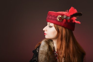 Muhtaç. Ayakta izole ederken siyah arka plan üzerine ağlamaya Yardım için yalvarıyor ve gidiş zavallı üzgün depresif genç kadının yakın çekim