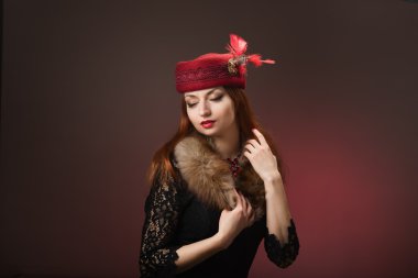 Muhtaç. Ayakta izole ederken siyah arka plan üzerine ağlamaya Yardım için yalvarıyor ve gidiş zavallı üzgün depresif genç kadının yakın çekim