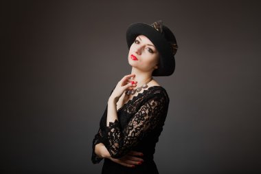 Muhtaç. Ayakta izole ederken siyah arka plan üzerine ağlamaya Yardım için yalvarıyor ve gidiş zavallı üzgün depresif genç kadının yakın çekim