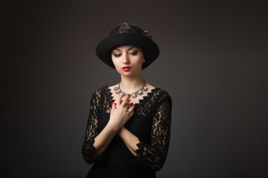 Muhtaç. Ayakta izole ederken siyah arka plan üzerine ağlamaya Yardım için yalvarıyor ve gidiş zavallı üzgün depresif genç kadının yakın çekim