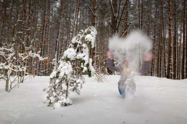 mutlu genç çift winter Park açık havada fun.family sahip