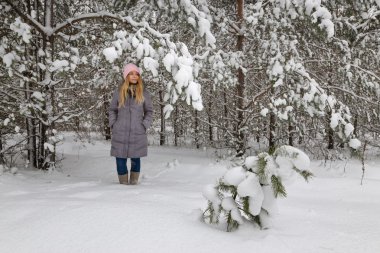 mutlu genç çift winter Park açık havada fun.family sahip