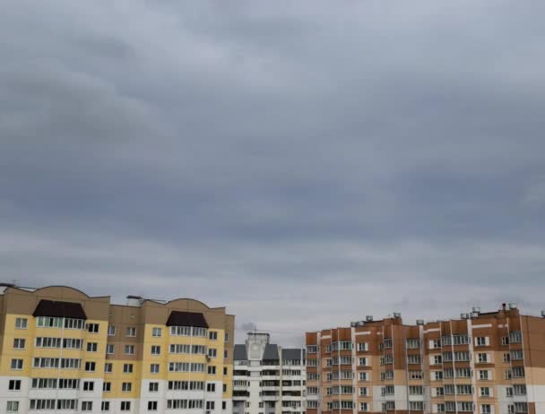 Panoramę centrum pod błękitne niebo z malowniczym puszyste chmury. dzień — Wideo stockowe