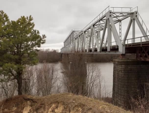 Most jest pusta Panorama, napis, Stary most kolejowy przez rzekę, — Wideo stockowe