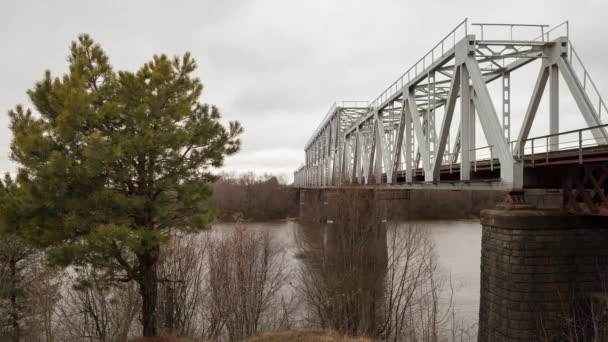 Tom Bridge Panorama, inskrift, gammal järnvägsbro genom en flod, — Stockvideo
