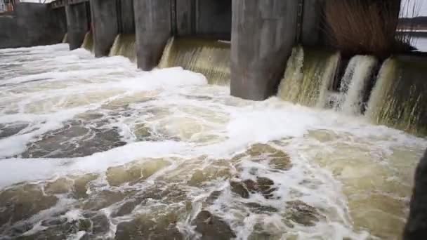 Agua que fluye rápido — Vídeo de stock