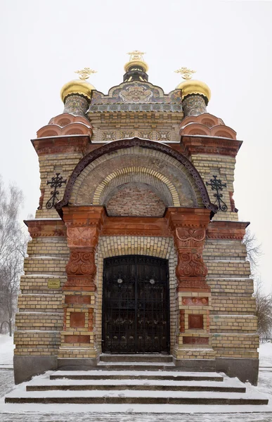 Brücke, die zur Peter- und Paulus-Kathedrale und zum Paschkewitsch-Kapellengrab im Stadtpark in Gomel in Weißrussland führt. Winter — Stockfoto