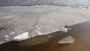 Buz parçaları donmuş nehir su ince bir tabaka altında.