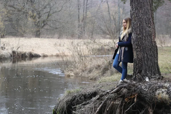 Portret van een vrouw buitenshuis in maart — Stockfoto