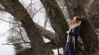 Su Nehri yakasında oturan uzun saçlı kız