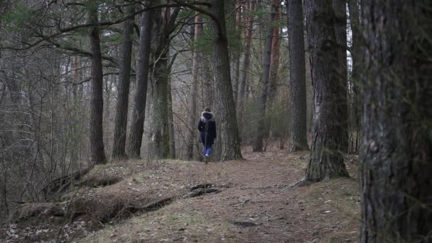 La fille aux cheveux longs, assise dans l'eau sur la rive de la rivière 