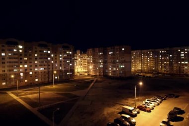 Şehir uyur. Gece lambası. öğrenci yurdu