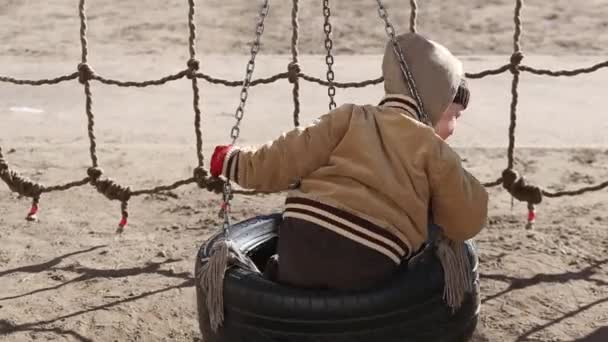 Kinderspiel auf dem Spielplatz. — Stockvideo