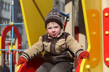 Çocuklar oyun bahçesinde oynuyorlar.. 