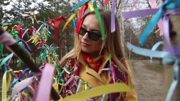 Una joven atractiva pide un deseo bajo el árbol de la felicidad — Vídeo de stock