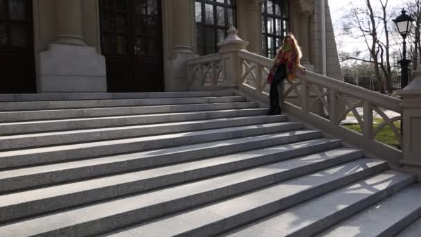 Portret van een jonge tiener meisje zittend op de voorste trap — Stockvideo