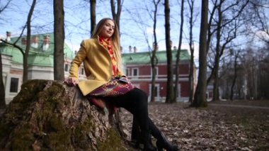 eski bir kale parkında oturan ve bir kitap okuma genç kız