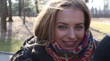 Genç kadının gözleri o gülümsüyor, Rüzgar onu saç darbeler olarak