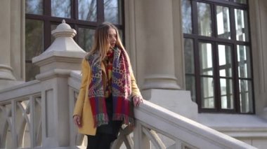 Güzel sarışın gülümsüyor. iyimserlik soğuk bahar