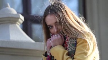 Güzel sarışın gülümsüyor. iyimserlik soğuk bahar