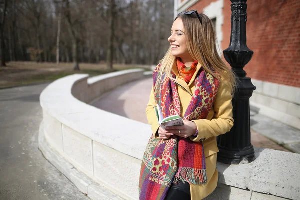 Retrato de la joven mujer feliz junto a la pared de ladrillo — Foto de Stock