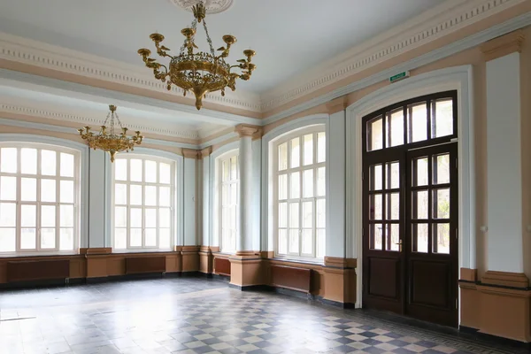 Région de Gomel, district de Zhlobin, BANQUE ROUGE DE VILLAGE, Biélorussie - 16 mars 2016 : Le manoir Gatovsky est un monument de l'architecture du palais du XIXe siècle et est l'une des attractions de la terre de Gomel . — Photo