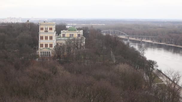 Gomel, Bielorrússia - 23 de março de 2016: Palácio de Rumyantsev-Paskevich parque da cidade em Gomel , — Vídeo de Stock