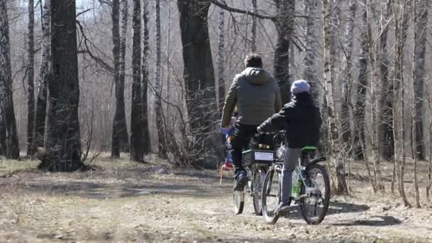 En familj att cykla — Stockvideo