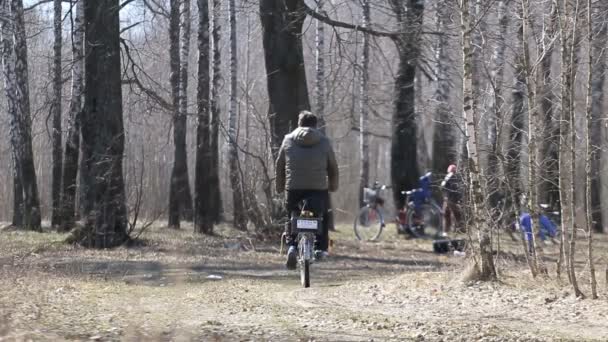 A family  to ride a bike — Stock Video
