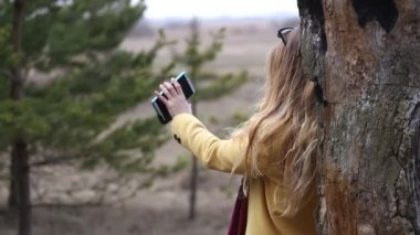 Kız açık havada selfie yapıyor