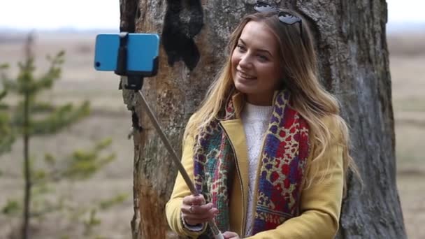 Ragazza facendo selfie all'aperto — Video Stock