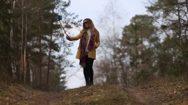 Дівчина робить селфі на відкритому повітрі — стокове відео