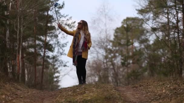 Fille faire selfie à l'extérieur — Video