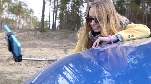 Chica haciendo selfie al aire libre — Vídeos de Stock