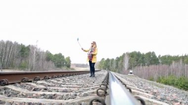 Kırmızı Ayakkabı walking on rails kız.