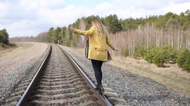 Kırmızı Ayakkabı walking on rails kız.