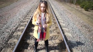 Kırmızı Ayakkabı walking on rails kız.