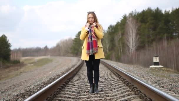 Ragazza in scarpe rosse che cammina sulle rotaie . — Video Stock