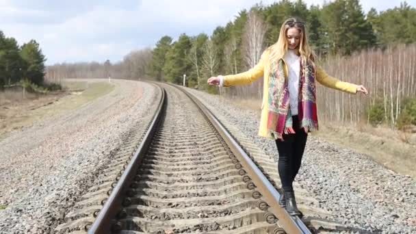 Kırmızı Ayakkabı walking on rails kız. — Stok video