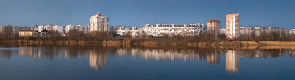 ГОМЕЛЬ, БЕЛАРУС - 27 МАРТА 2016 г.: Прекрасный вид на Гомель с отражением в озере — стоковое фото